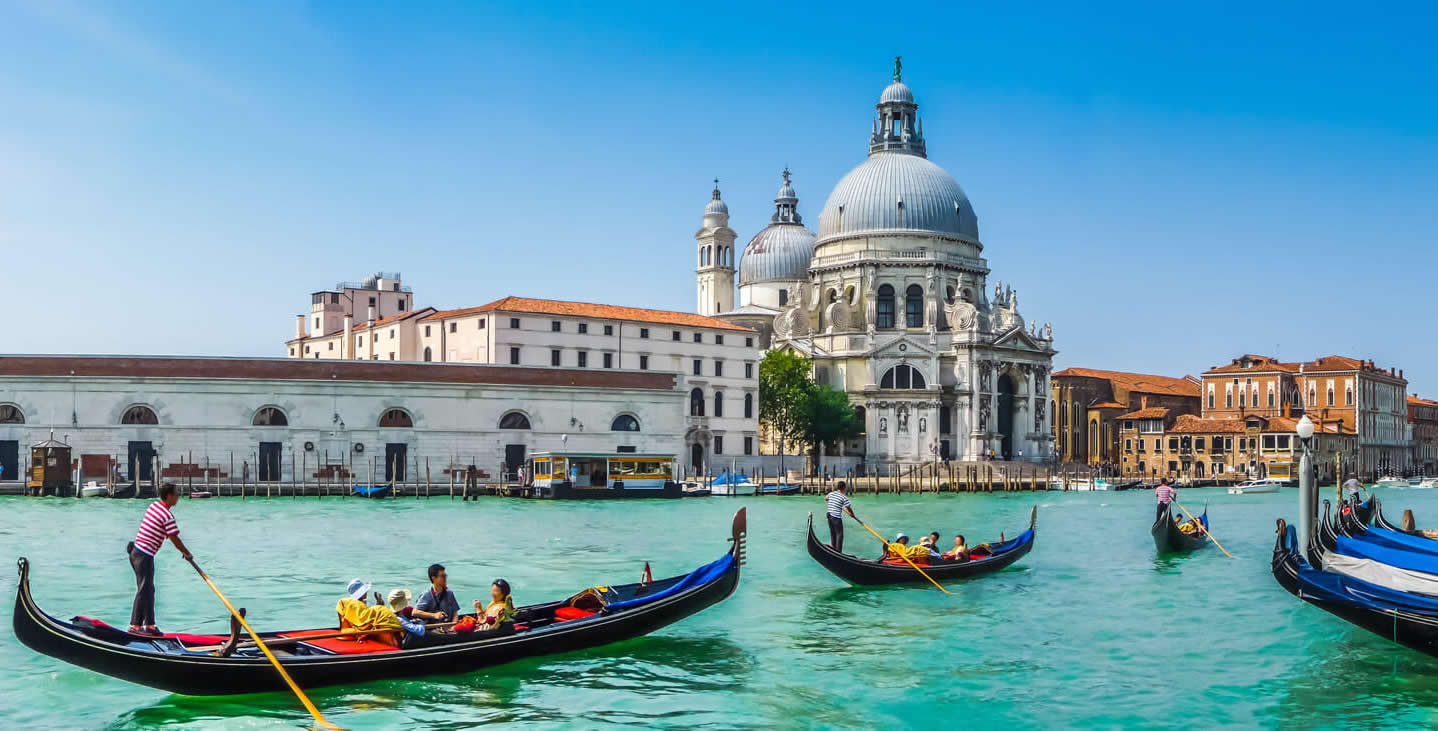 Canal Grande mit der historischen Basilika Santa Maria della Salute